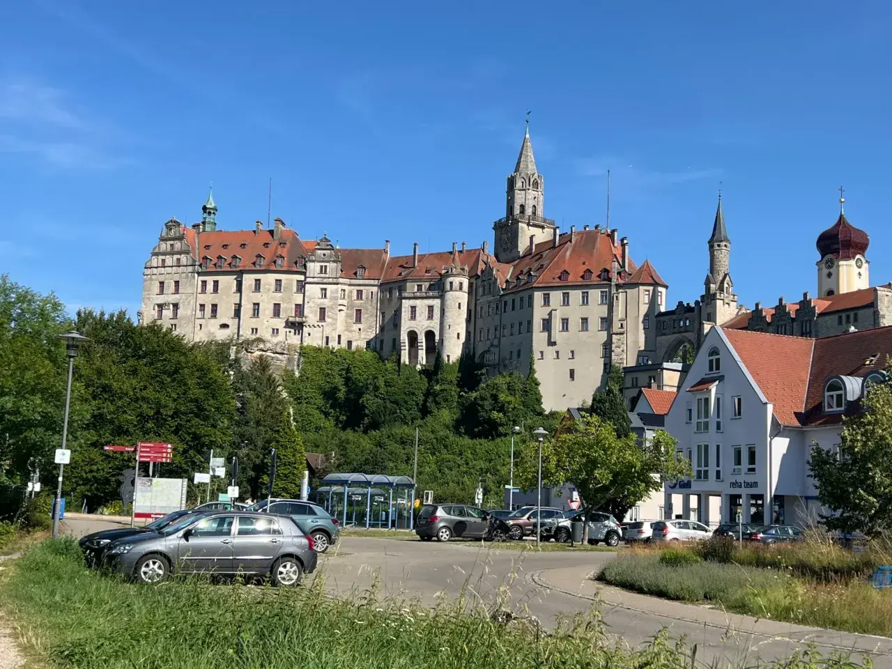 Schloss Sigmaringen, ein Highlight am Donauradweg zwischen Tuttlingen und Sigmaringen, thront über der Stadt.