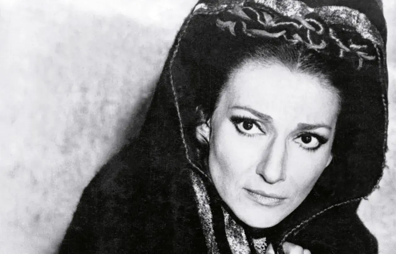Maria Callas w dramatycznym ujęciu, z charakterystycznym makijażem. Obraz z jej biografii.