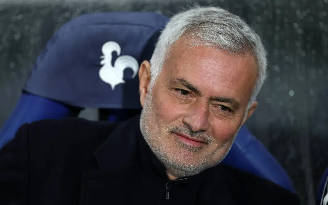 Jose Mourinho, znany trener Realu, z siwą brodą i zmęczonym spojrzeniem, siedzi na ławce.