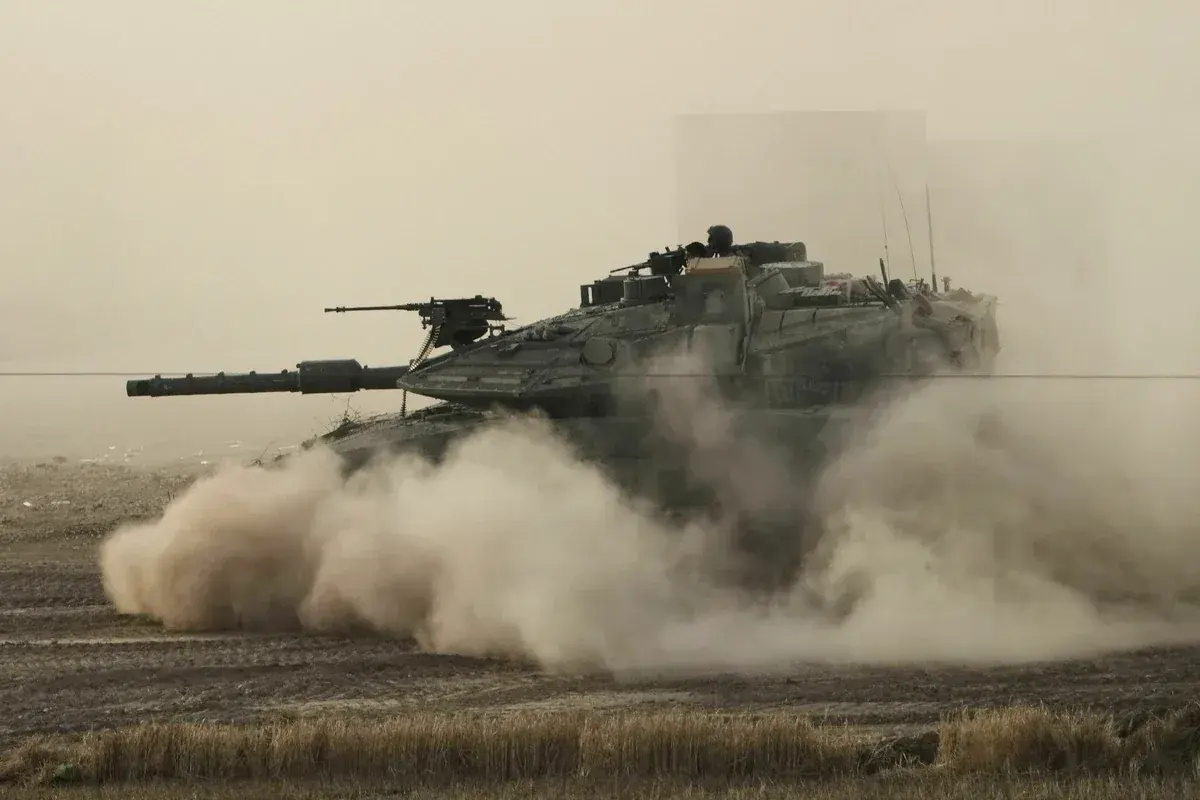 Ein israelischer Panzer fährt durch Staub. Die Zahlungen an Israel sind für die Sicherheit des Landes wichtig.
