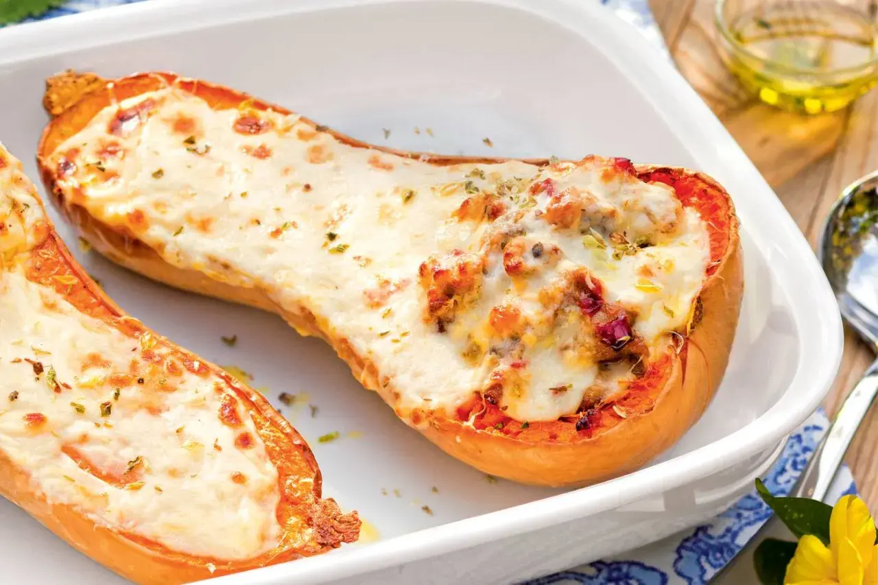 Calabaza asada rellena de carne y queso fundido, una de las mejores recetas con calabaza.