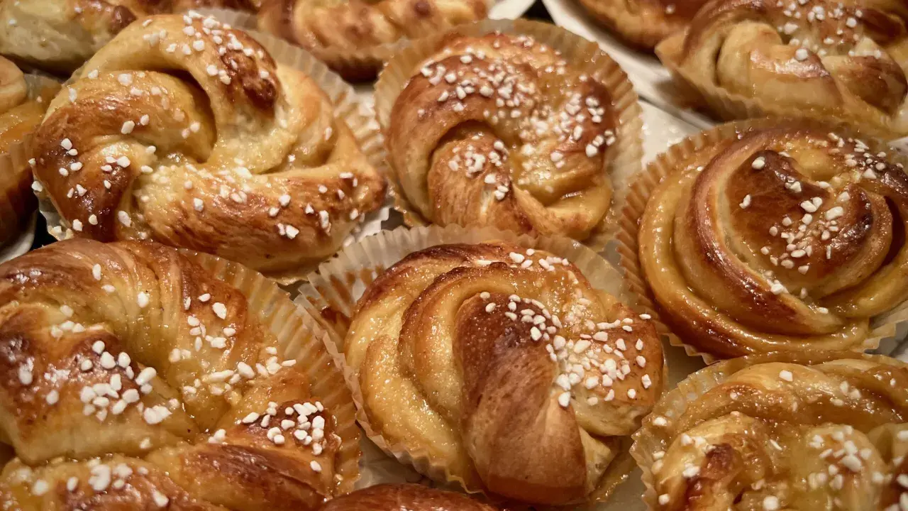 Gyllene vaniljbullar med pärlsocker, redo att avnjutas. Ett perfekt vaniljbullar recept för fikat.