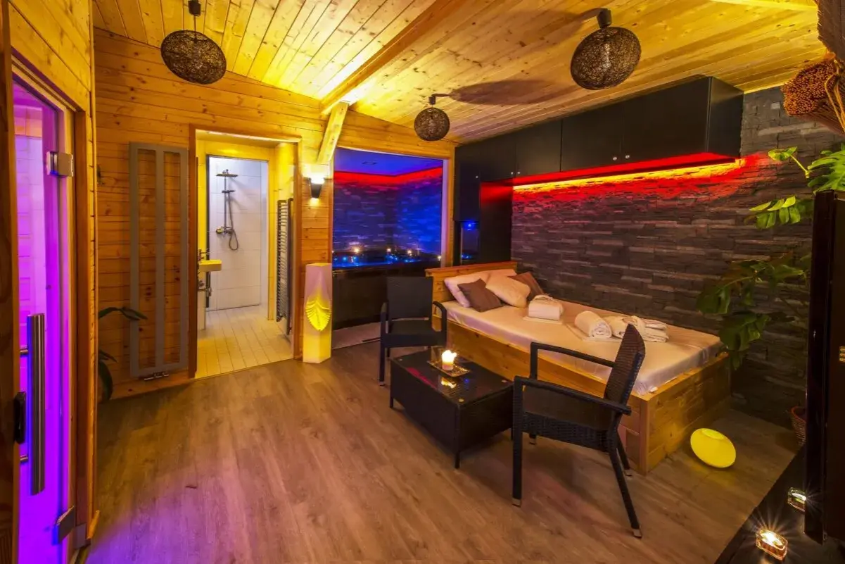 Entspannende Sauna mit Dusche, Ruheliege und Whirlpool. Perfekt für eine Auszeit in Prag.