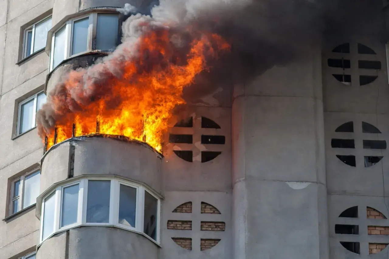 Ein Balkon brennt lichterloh. Die Frage, welche Versicherung zahlt bei Brand in Mietwohnung, ist hier relevant.