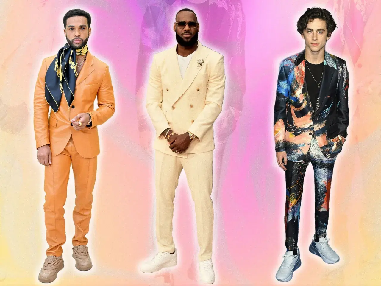 Trois hommes posent. L'un porte un costume beige et des baskets blanches.