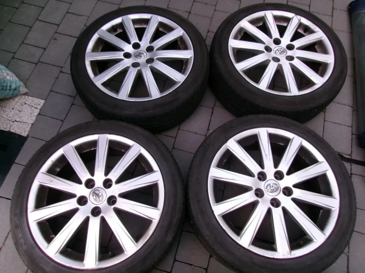 Cztery felgi aluminiowe z oponami do Toyota Avensis. Rozmiar opon widoczny na zdjęciu.