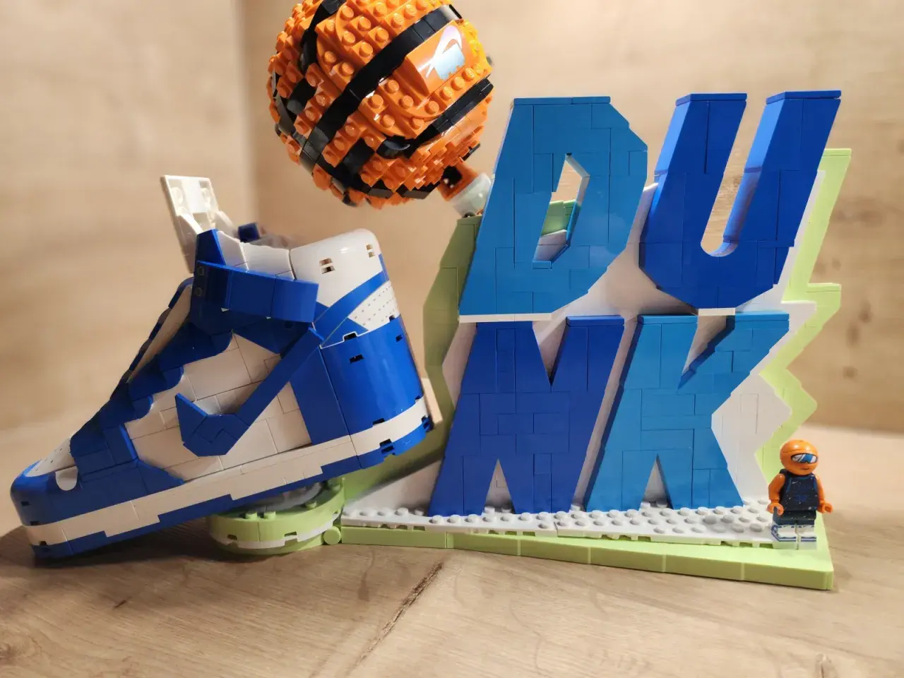 Lego-Nachbau eines Nike Dunk Sneakers mit Basketball und dem Wort "DUNK" aus bunten Lego-Steinen.