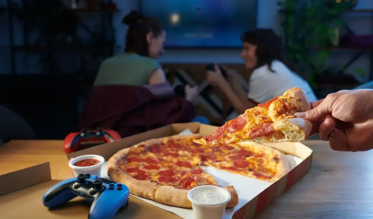 Idealna pizza 40 cm na ile osób? Wystarczy dla dwóch graczy podczas wieczoru z grami.