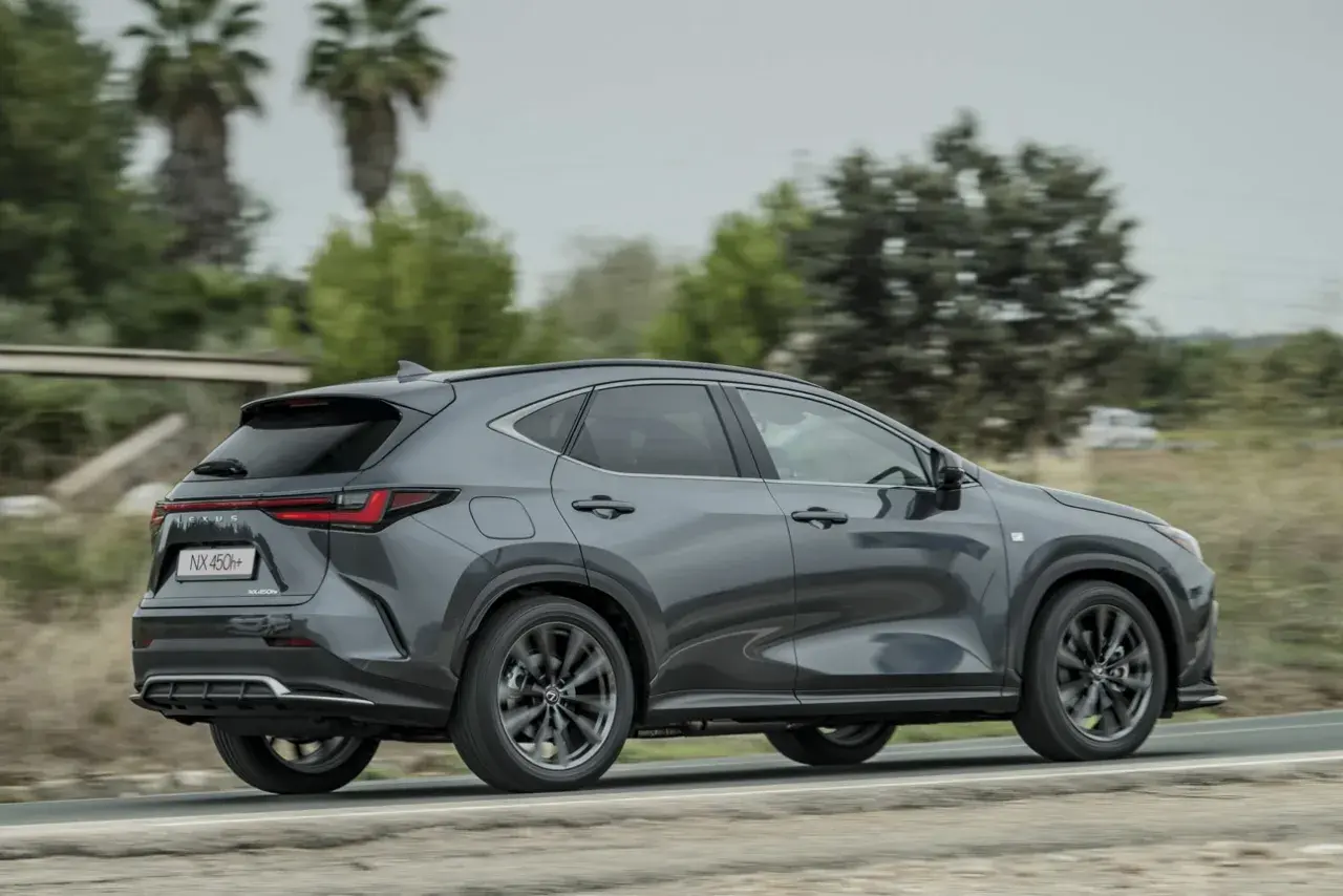 Lexus NX 450h+ gris en movimiento. Conoce las medidas del Lexus NX para tu próxima aventura.
