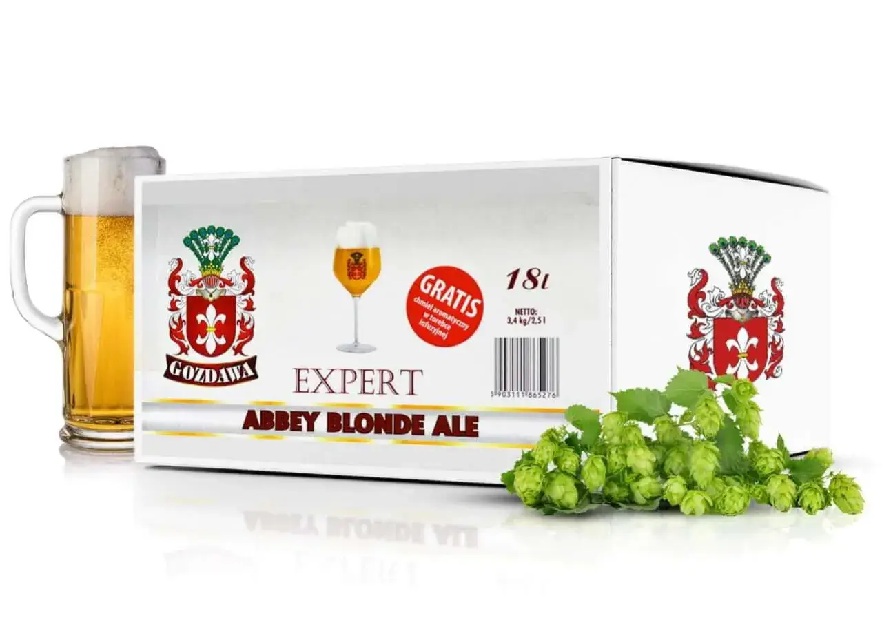 Zestaw do warzenia piwa z brewkitu "Abbey Blonde Ale" z chmielem gratis. Obok kartonu kufel złocistego piwa i świeże szyszki chmielu.