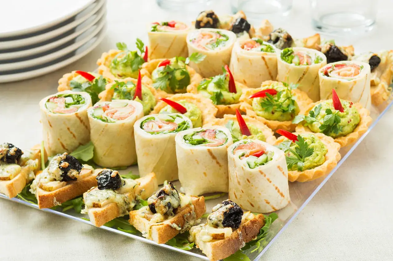 Patera na przystawki: rolki z łososiem, tartaletki z guacamole i grzanki z serem.