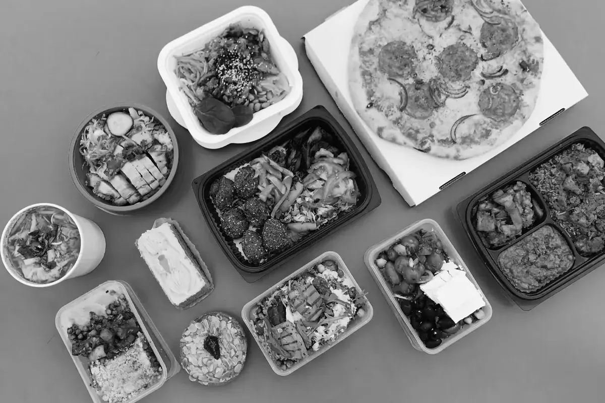 Un festin de plats variés, salades, falafels, et une pizza, parfait pour un cheat meal bien mérité.