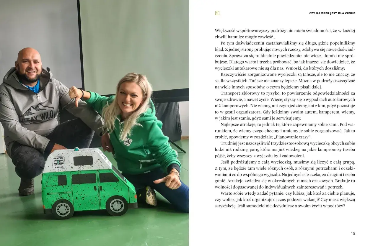 Uśmiechnięci ludzie obok modelu kampera. Ciekawe **syberia ciekawostki** o podróżowaniu kamperem i wycieczkach autokarowych.
