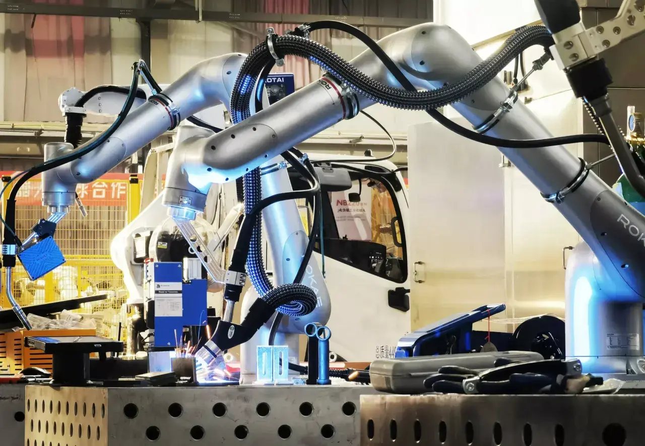 Nowoczesny cobot spawalniczy precyzyjnie łączy elementy, tworząc przyszłość produkcji.
