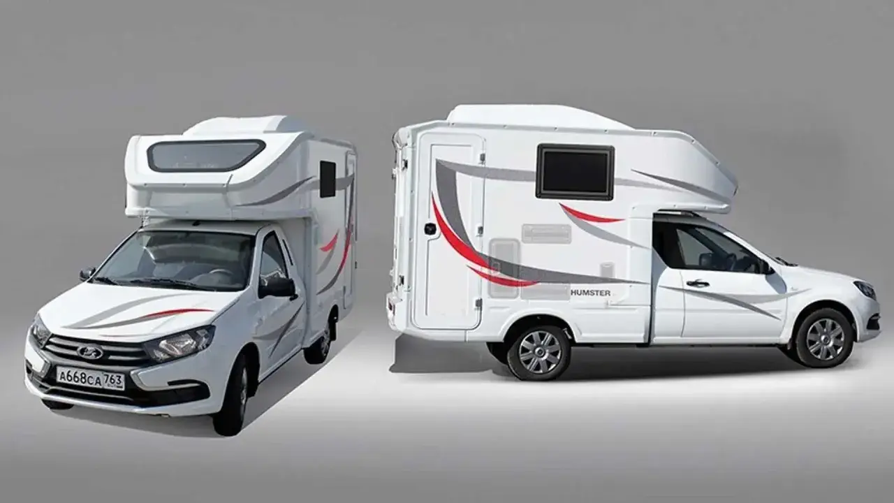 Dos autocaravanas blancas, una Lada Granta modificada, con detalles grises y rojos, listas para la aventura.