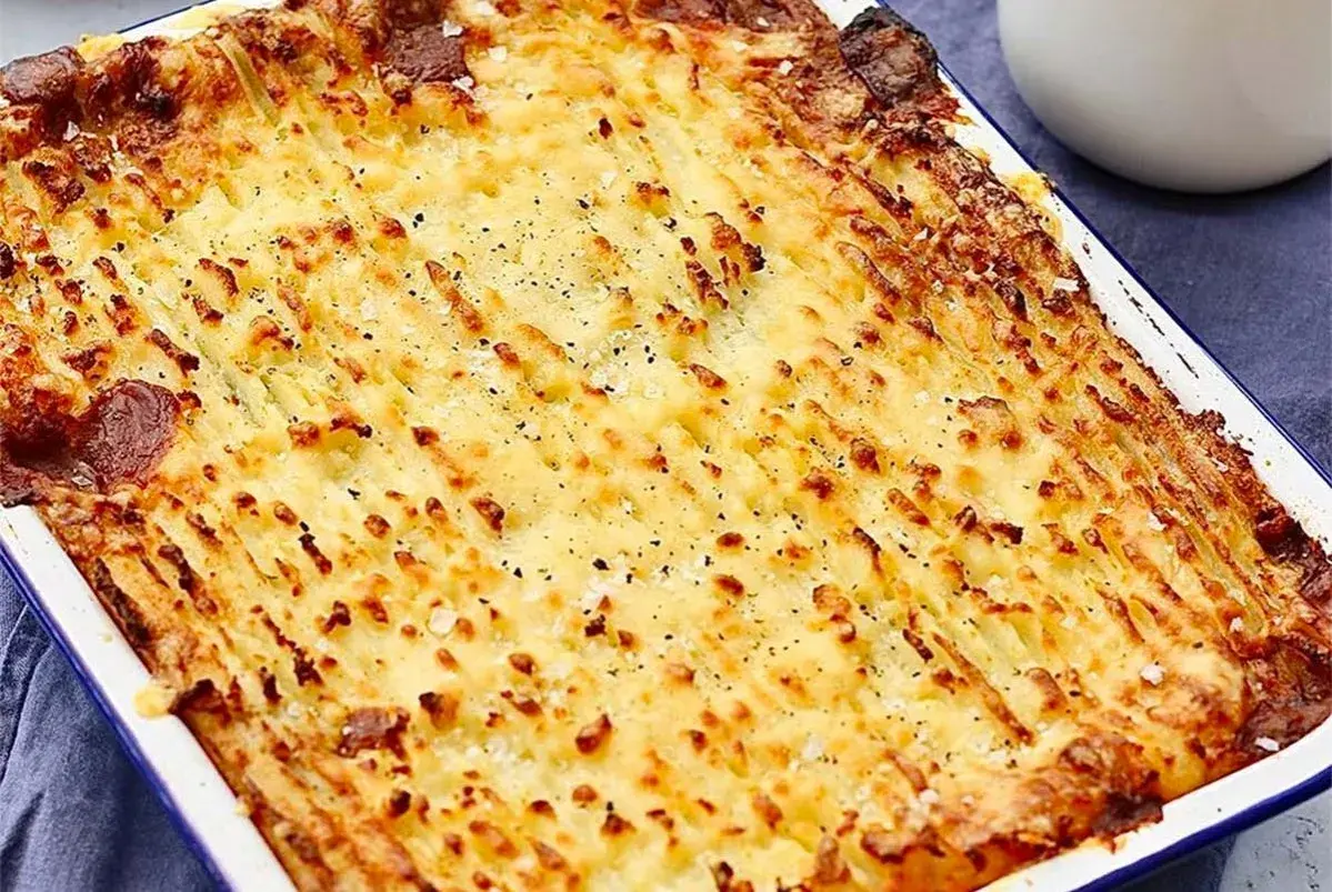 Pastel de carne picada gratinado con puré de patatas, perfecto para tus recetas de carne picada.
