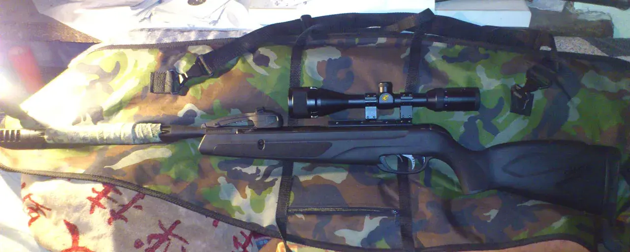 Karabinek Gamo HPA Mi z lunetą na kamuflażowej torbie. Gotowy do akcji!