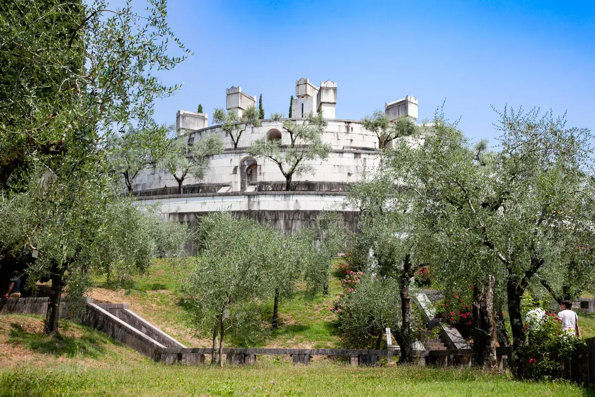 Il Vittoriale degli Italiani sul Lago di Garda, un luogo evocativo legato a D'Annunzio, circondato da ulivi.