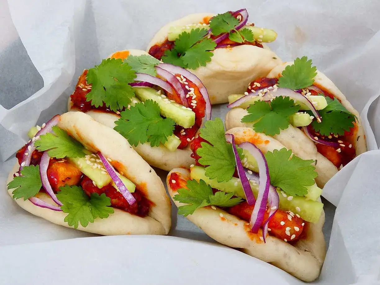 Fluffiga bao buns med kyckling, gurka, rödlök och koriander. Ett läckert bao buns recept!