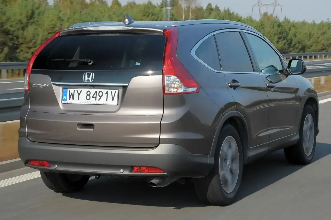 Brązowy Honda CR-V 2.0 benzyna w ruchu drogowym.