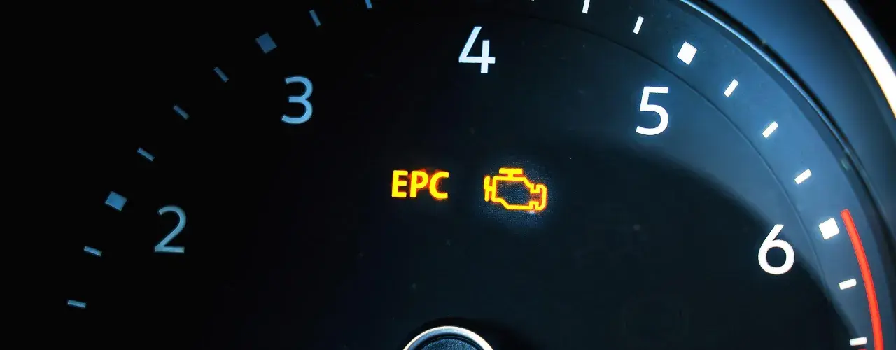 Leuchtende EPC-Kontrollleuchte im Auto-Kombiinstrument. Ein gelbes Symbol eines Motors und die Buchstaben "EPC" deuten auf mögliche Probleme hin, die die EPC-Reparaturkosten beeinflussen.