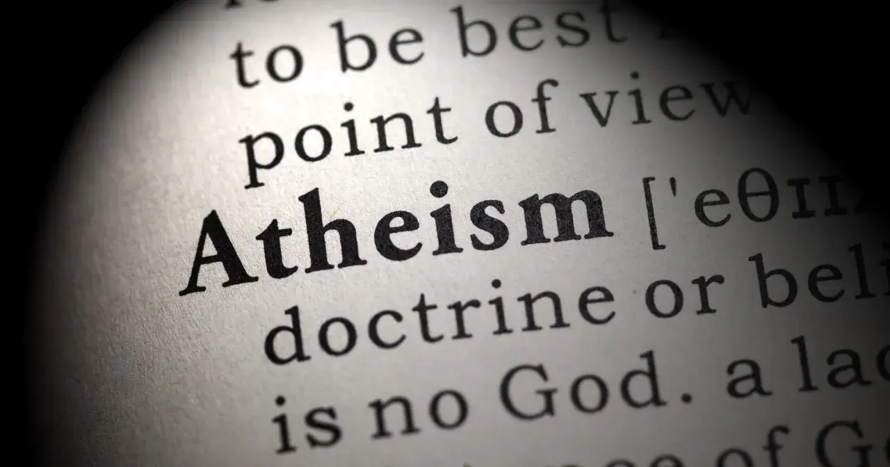 Słowo "Atheism" (ateizm) w słowniku. Ateista to ktoś, kto nie wierzy w Boga.