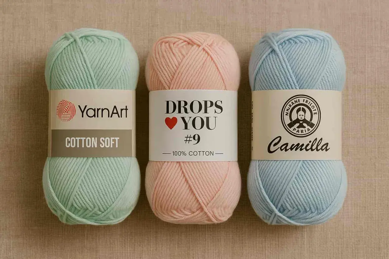 Trzy motki włóczki: miętowy "Cotton Soft", różowy "Drops You #9" i błękitny "Camilla". Wszystkie to 100% bawełna, idealna na letnie projekty.