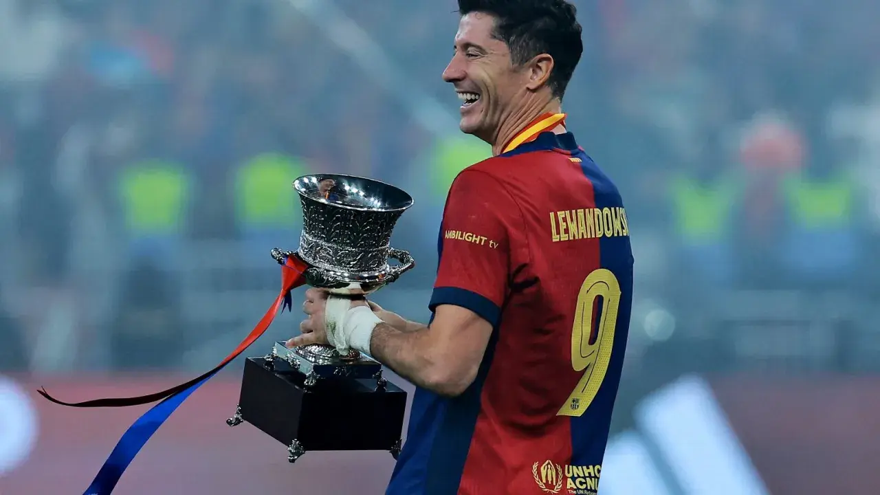 Robert Lewandowski, król strzelców, cieszy się ze zdobytego trofeum.