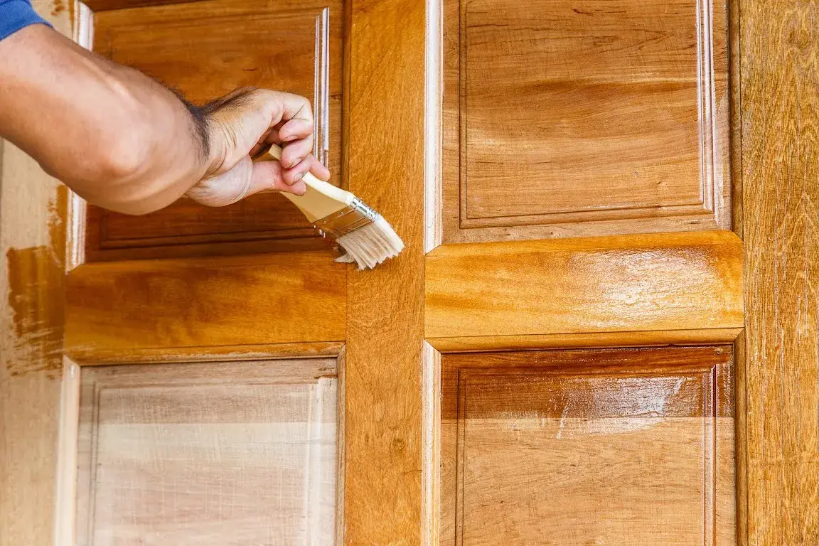 Jak odnowić drzwi wewnętrzne? Poradnik DIY i oszczędności!