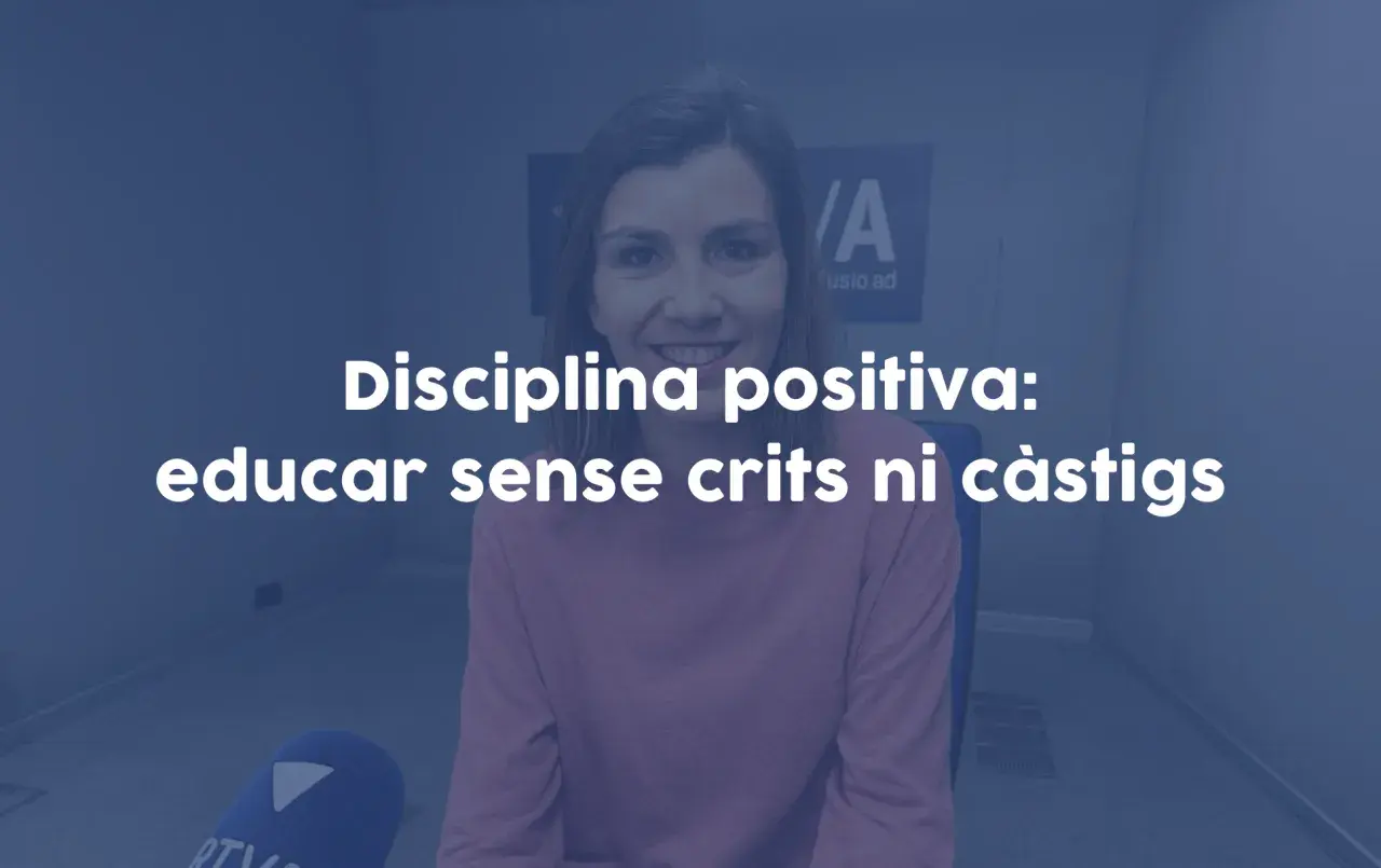 Mujer sonriente habla sobre disciplina positiva: educar sin gritos ni castigos.