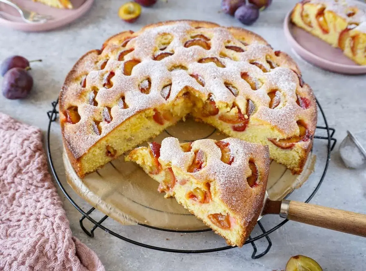 Saftiger Pflaumenkuchen, perfekt für die Backzeit. Die richtige Temperatur sorgt für goldbraune Kruste und zarte Früchte.