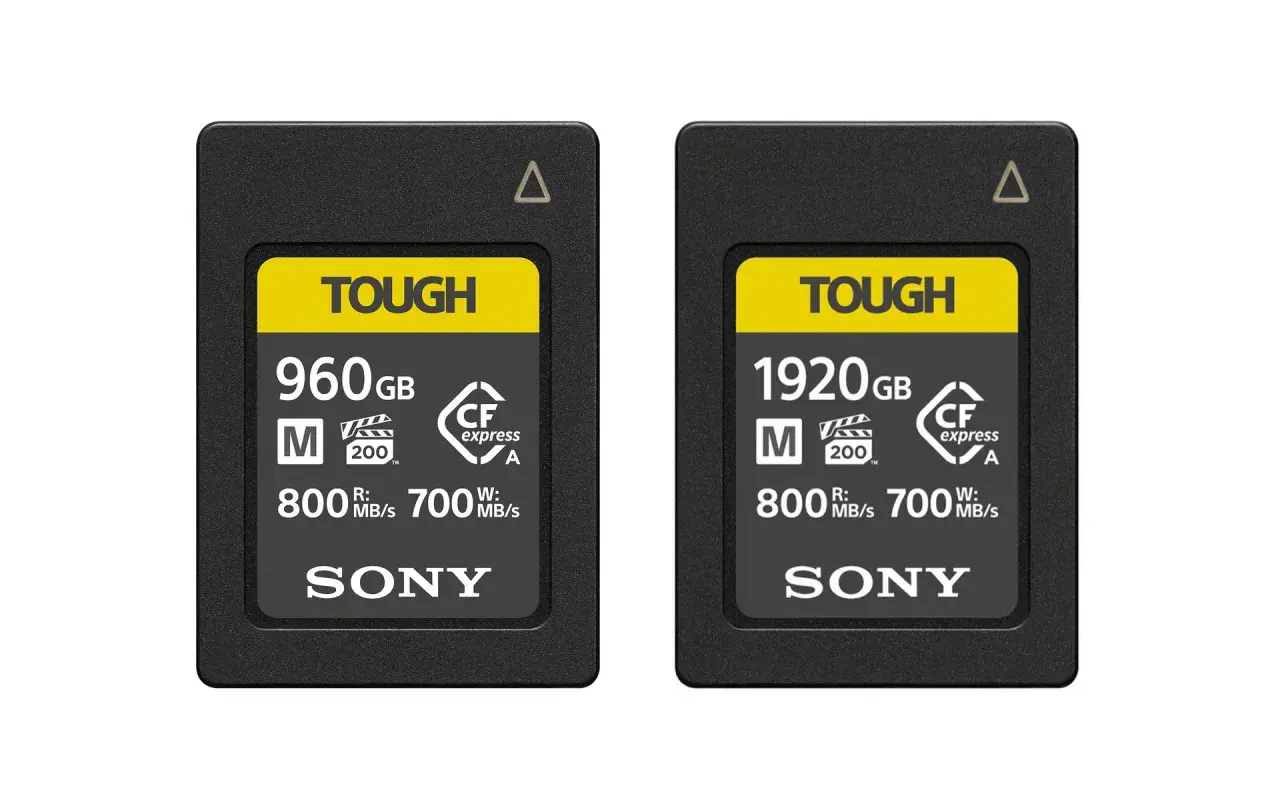 Dwie karty pamięci Sony TOUGH CFexpress typu A: 960 GB i 1920 GB, z prędkościami odczytu/zapisu 800/700 MB/s.