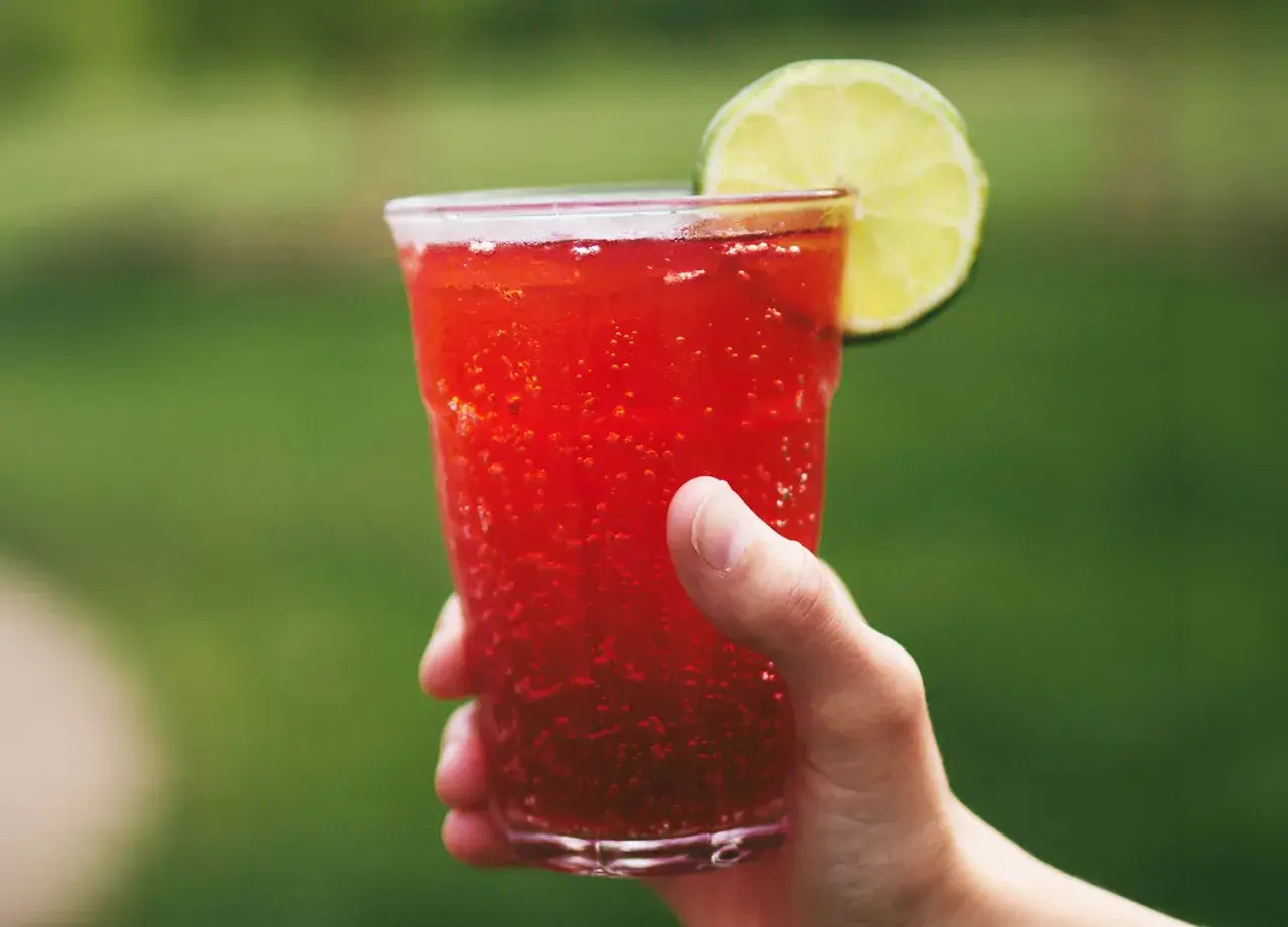 Orzeźwiające tinto de verano z plasterkiem limonki, idealne na letnie popołudnie.