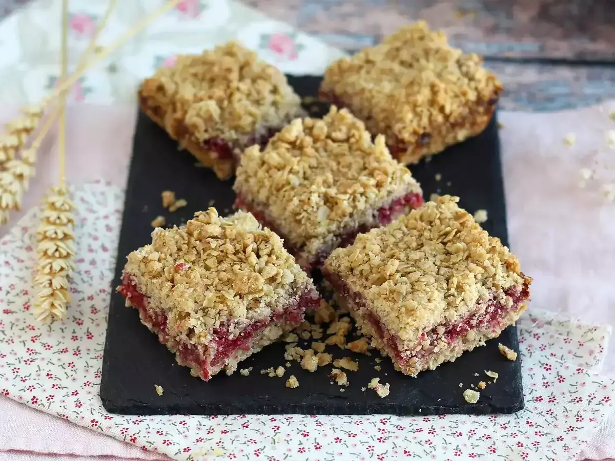 Färska bitar av hallonpaj smulpaj med en krispig topping. Perfekt till fikat!