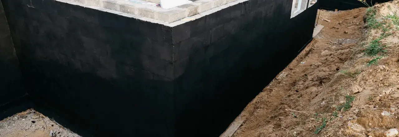 Czym obsypać fundamenty z zewnątrz, by uniknąć problemów z wodą?