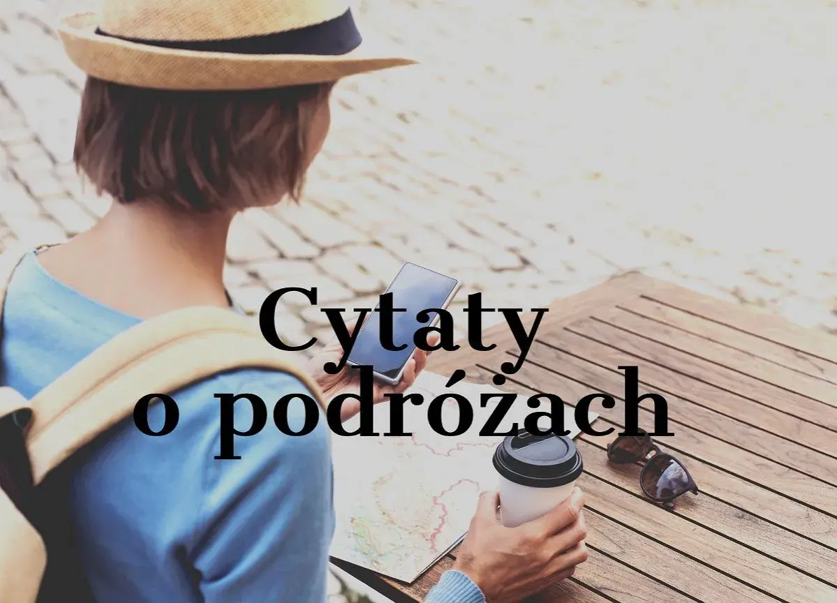 Kobieta w kapeluszu przegląda telefon, obok kubek kawy i mapa. Inspirujące cytaty o podróżach czekają na odkrycie.