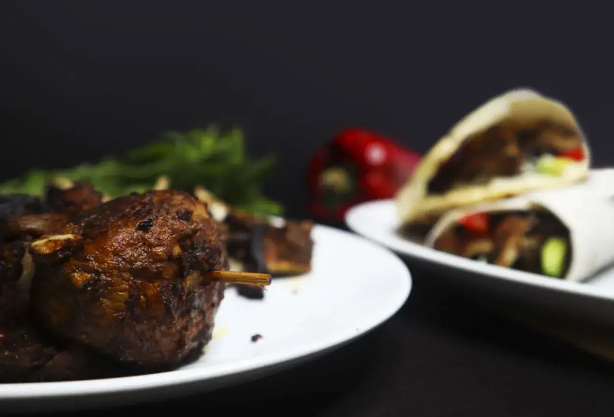 Sabroso kebab vegano en brocheta y wraps con pimientos y hierbas frescas.