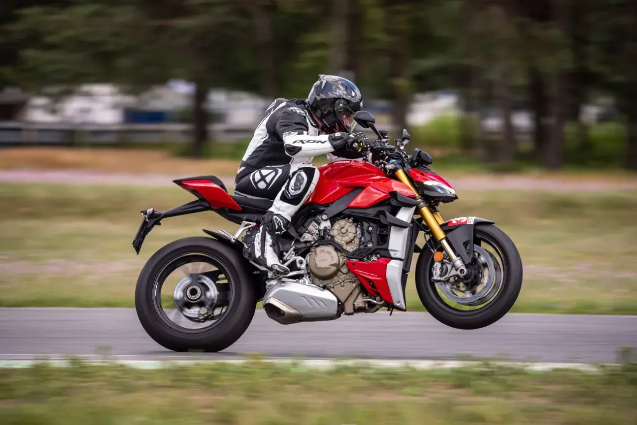 Motocyklista na torze na czerwonym Ducati Streetfighter V4. Poznaj jego ducati streetfighter v4 dane techniczne.
