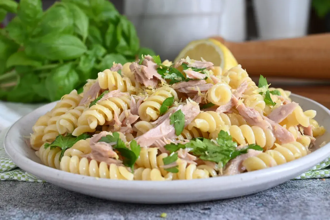 Pasta fredda estiva con tonno, limone e basilico fresco. Un piatto leggero e gustoso, perfetto per le giornate calde.