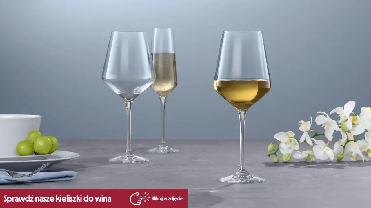 Eleganckie kieliszki do wina, jeden z winem, drugi z szampanem, trzeci pusty. Idealne, by w czym pić likier.