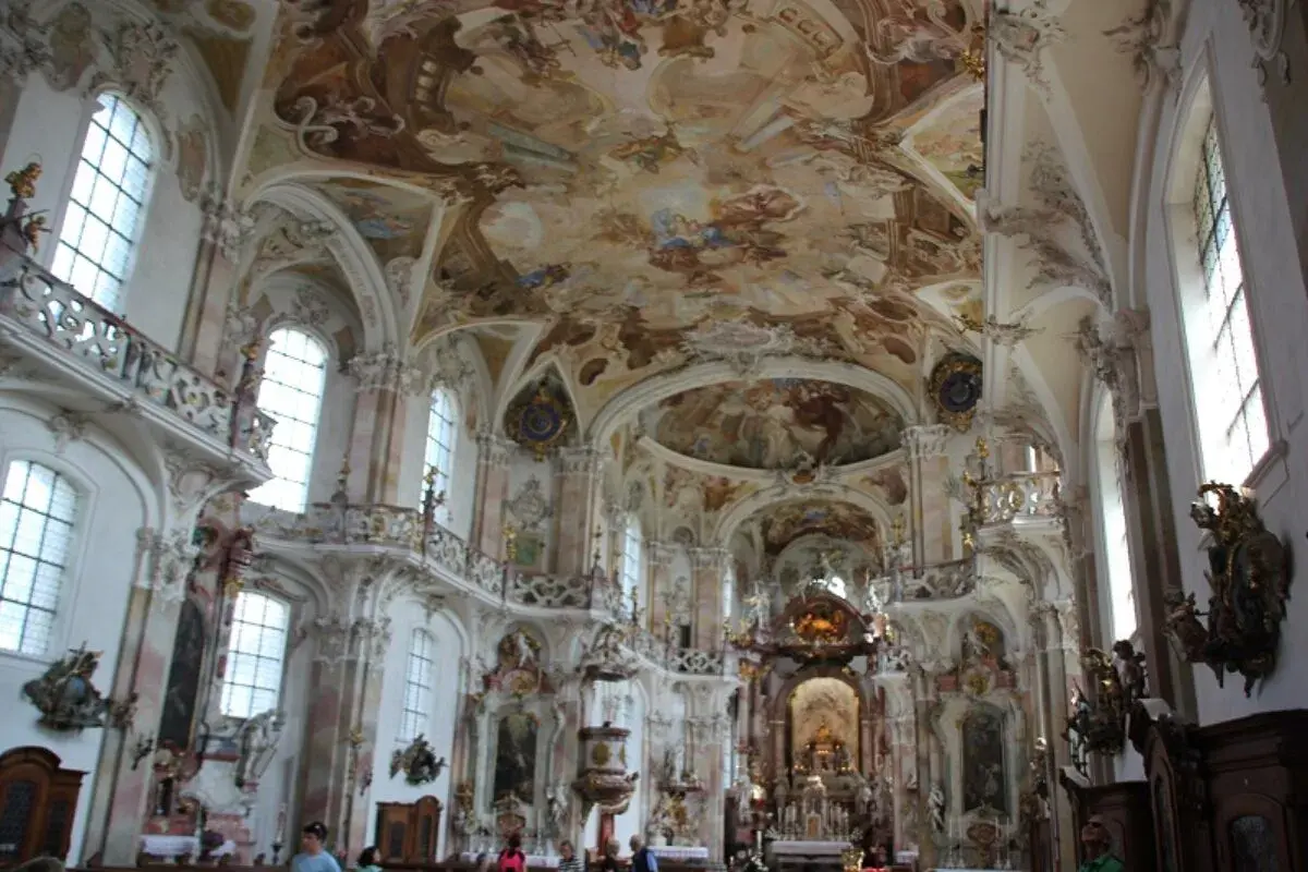 Prunkvolle Deckenmalerei und Stuckverzierungen in der Birnau Kirche. Ein Meisterwerk barocker Pracht.