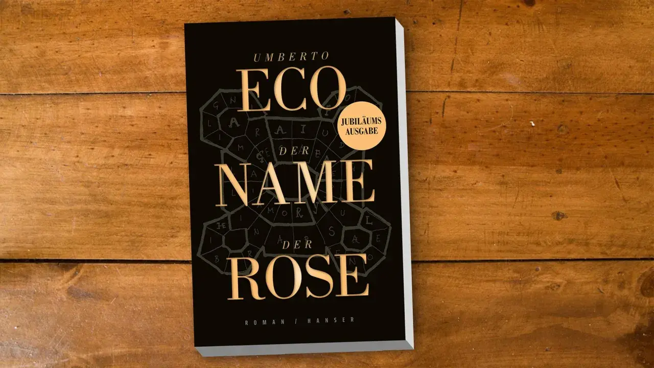 Umberto Eco, der autor von der Name der Rose, auf dem Buchcover einer Jubiläumsausgabe.
