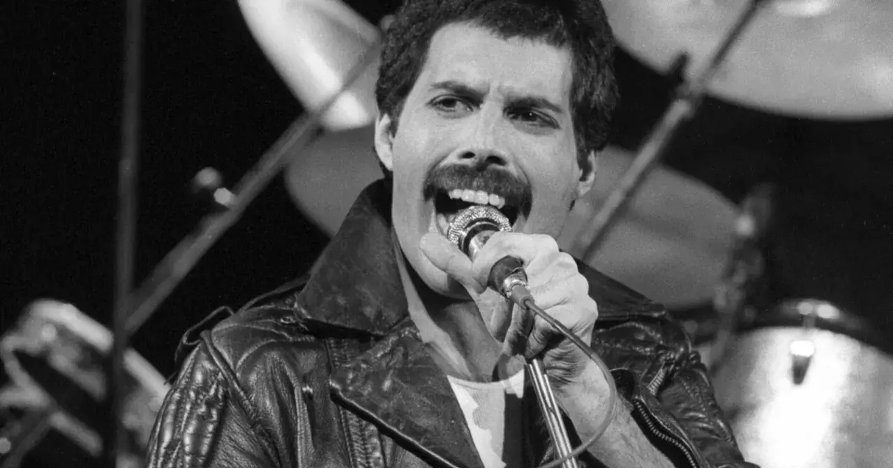 Freddie Mercury śpiewa do mikrofonu, jego ostatnie chwile przed śmiercią były pełne pasji.