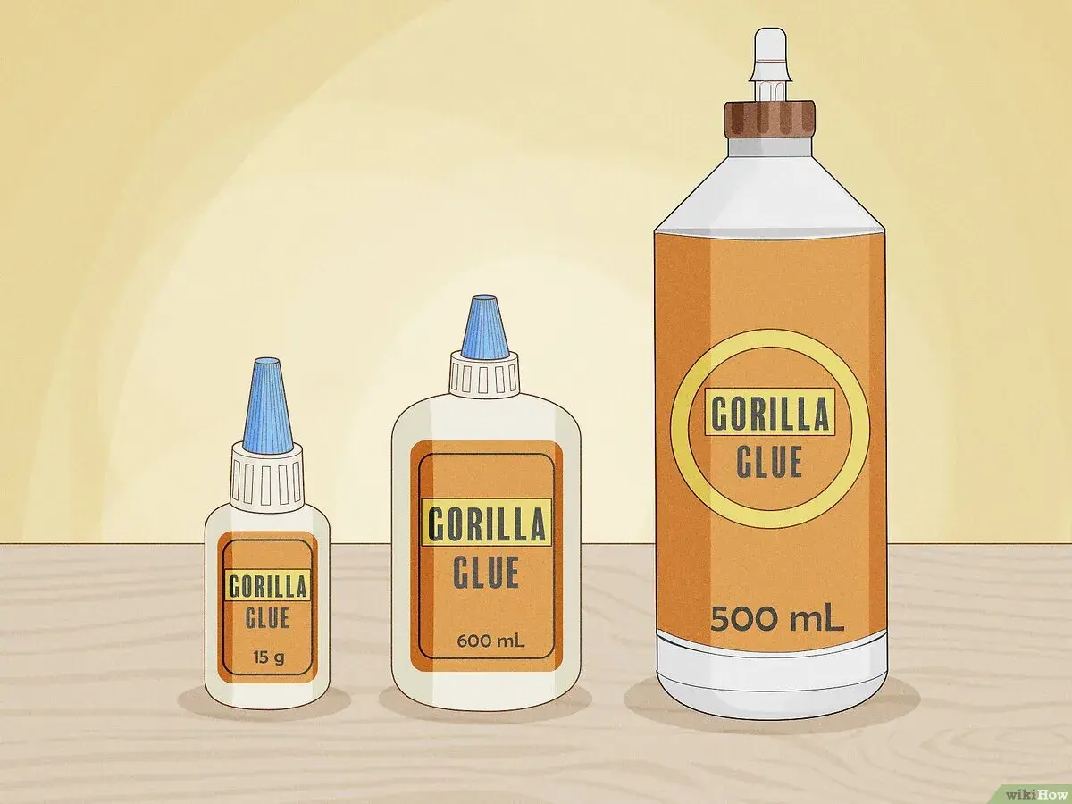 Trois bouteilles de colle forte Gorilla Glue de différentes tailles. Apprenez comment enlever de la colle forte avec ces produits.