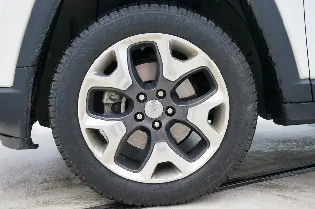 Jakie opony do SUV-a wybrać, aby uniknąć problemów na drodze?