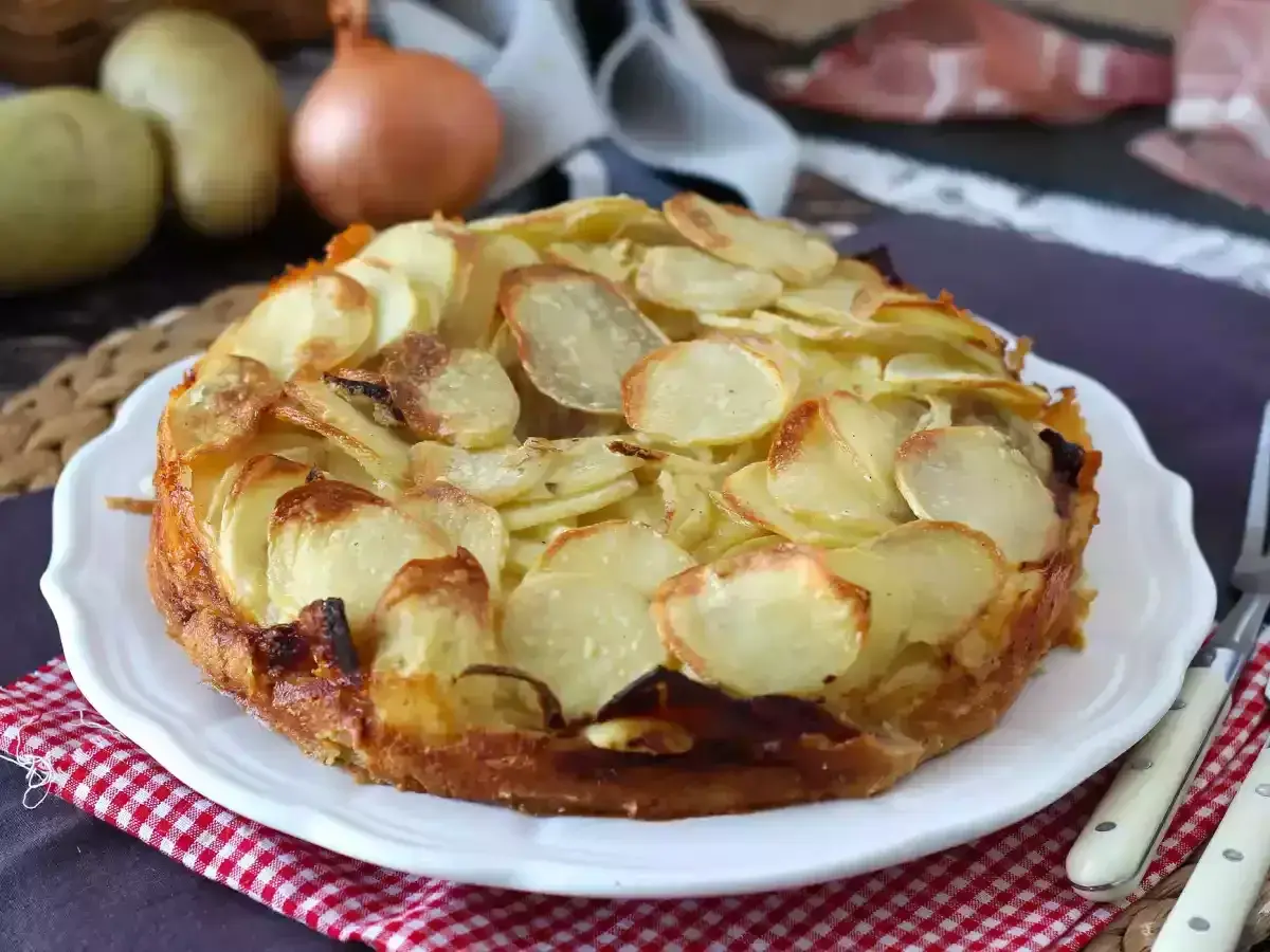 Tarte raclette sans pomme de terre, une création dorée et croustillante, prête à régaler.
