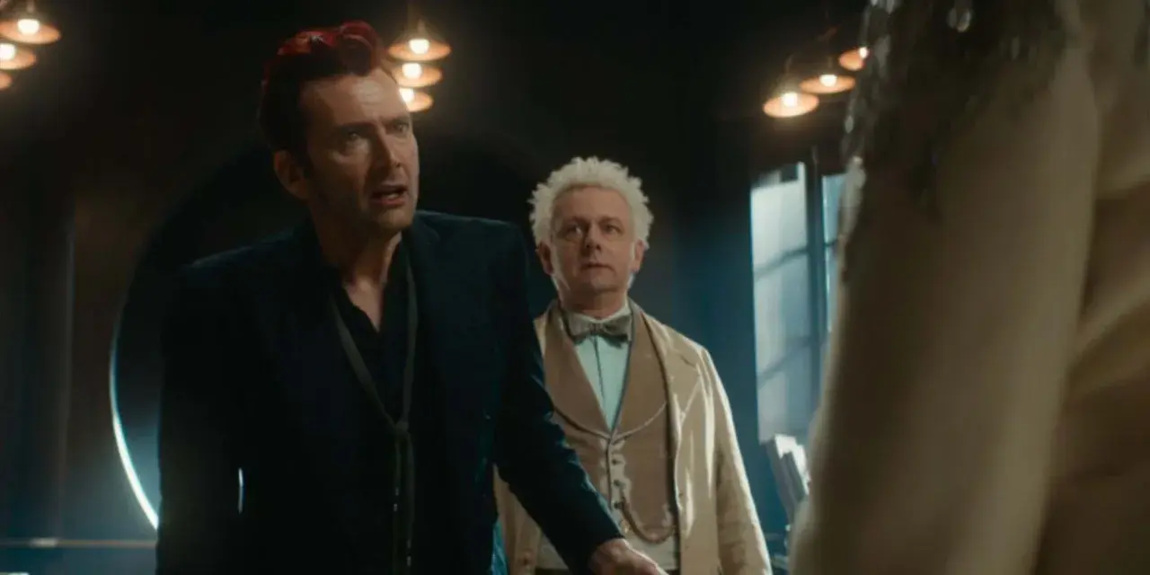 Crowley et Aziraphale, dans une scène qui pourrait annoncer la bonne omens saison 3, semblent surpris par un nouvel événement.