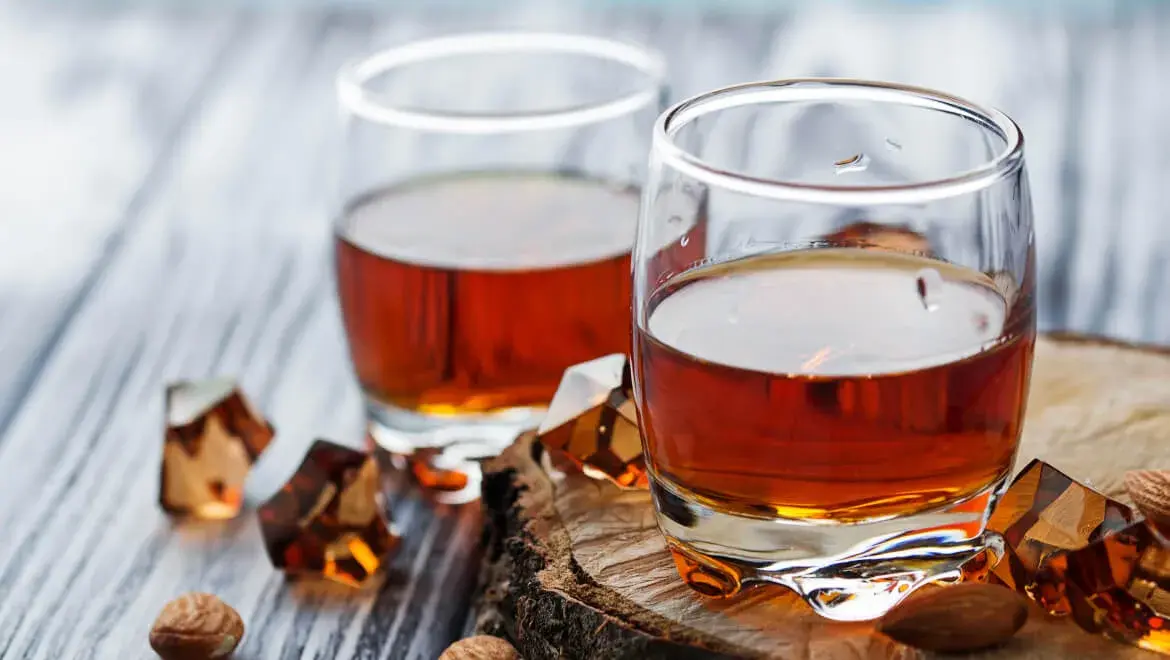 Czym można zastąpić amaretto w tiramisu? Sprawdź najlepsze alternatywy