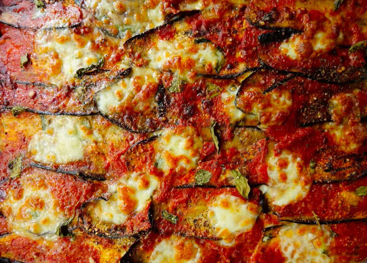 Aubergines à la parmigiana, une véritable recette italienne avec des couches d'aubergines grillées, sauce tomate et fromage fondant.