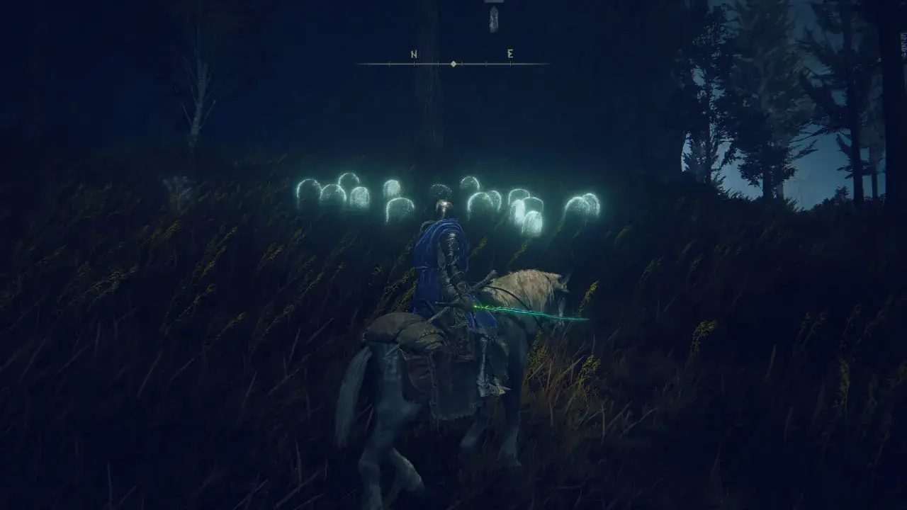 Rycerz na koniu w Elden Ring zbiera łzy larwy wśród nocnej mgły i wysokiej trawy.